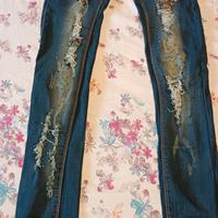 Jeans con strass e perline 