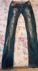 Jeans con strass e perline 