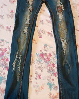 Jeans con strass e perline 