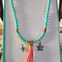 Collana fatta a mano con perline colorate. 