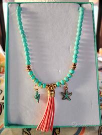 Collana fatta a mano con perline colorate. 
