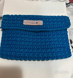 Pochette blu elettrico a uncinetto nuiva