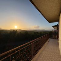 Villa bifamiliare con giardino e terrazzi