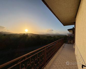 Villa bifamiliare con giardino e terrazzi