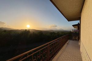 Villa bifamiliare con giardino e terrazzi