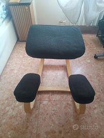Sedia ergonomica a dondolo con supporto ginocchia