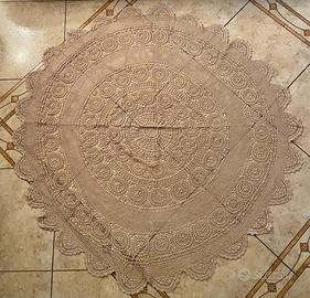 Copritavolo realizzato a mano ad uncinetto