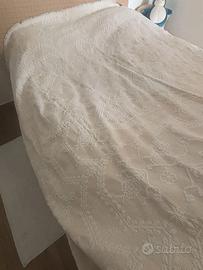 Copriletto sardo fatto a mano colore beige e bianc