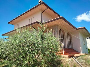 Villa di 330 m² con più di 5 locali a Nocera Umbra