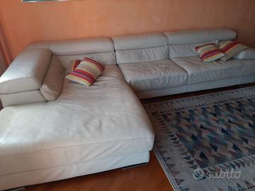 Divano in pelle con schienale reclinabile,