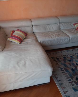 Divano in pelle con schienale reclinabile,