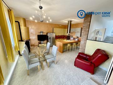 AMPIA VILLA SINGOLA CON SCOPERTO