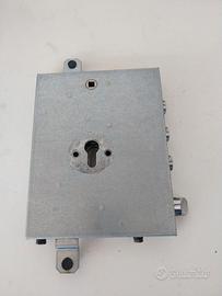 Serratura per porta blindata con cilindro europeo