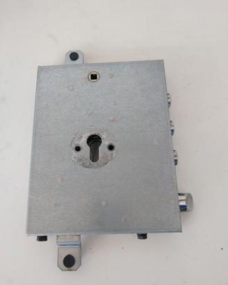 Serratura per porta blindata con cilindro europeo