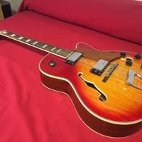Chitarra jazz semi-acustica Atrics