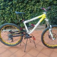 bici da DH commencal supreme 