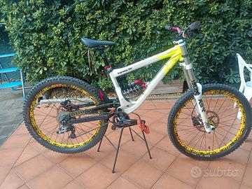 bici da DH commencal supreme 