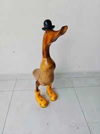 Anatra in legno con stivali gialli