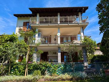 Casa indipendente di 370 m² con più di 5 locali a 