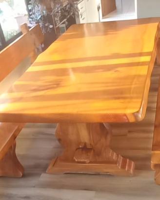Tavolo e panche in legno di cedro