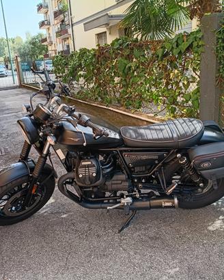 Moto Guzzi Bobber V9 super accessoriata