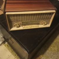 Radio vintage con giradischi