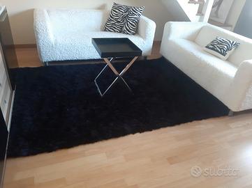 Divani bianchi con tappeto e tavolino. Set salotto