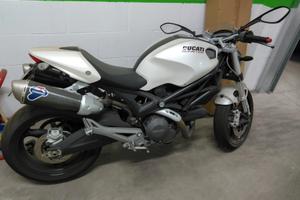 Ducati Monster 696 bianco perla