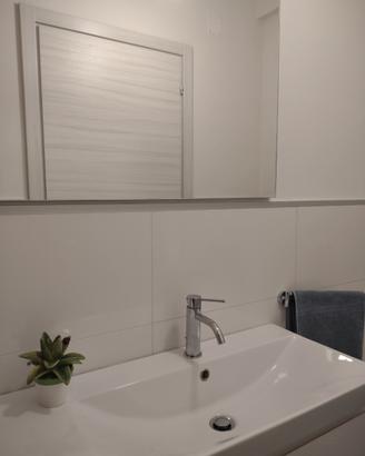 Rivestimento a parete in ceramica bianca