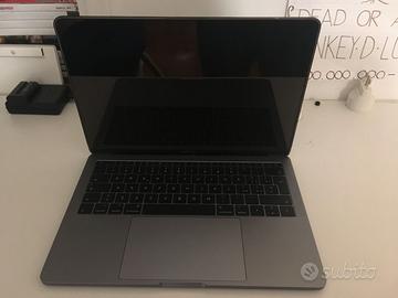 MacBook Pro 13 inch 2017 con hub USB-C incluso