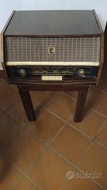 Antica radio d'epoca in legno con giradischi