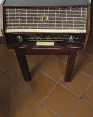 Antica radio d'epoca in legno con giradischi