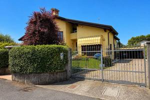 Villa di 350 m² con 3 locali e box auto doppio a L