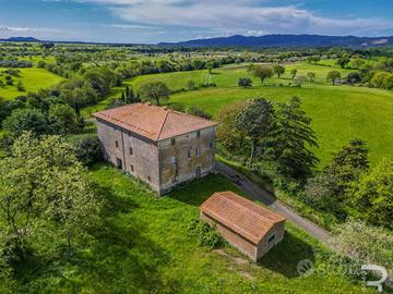 Pitigliano - Rustico da ristrutturare in posizion