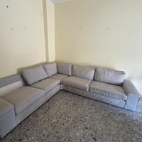 Divano angolare IKEA in tessuto grigio chiaro