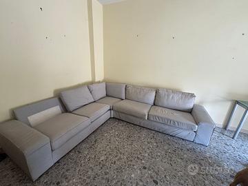 Divano angolare IKEA in tessuto grigio chiaro