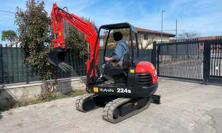 E132 Escavatore 26 q Libra 224 S