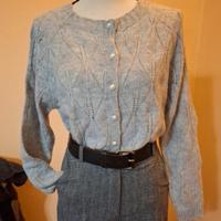 Cardigan grigio traforato con bottoni. 