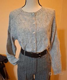 Cardigan grigio traforato con bottoni. 