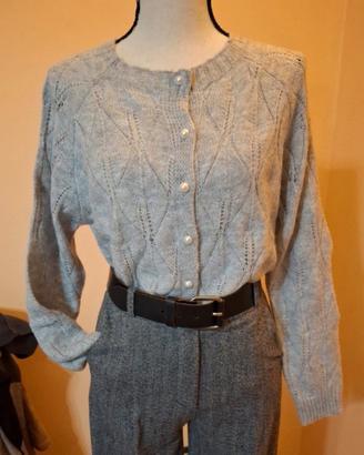 Cardigan grigio traforato con bottoni. 