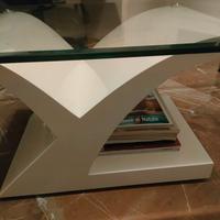 Tavolino bianco lucido con piano in vetro