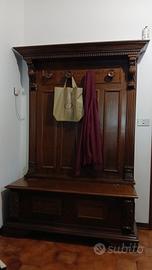 Appendiabiti e cassapanca in legno