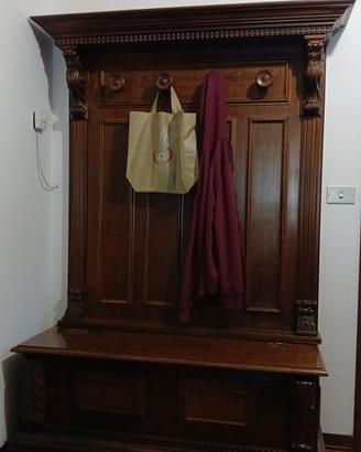 Appendiabiti e cassapanca in legno