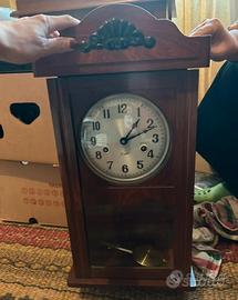 Orologio con pendolo in legno