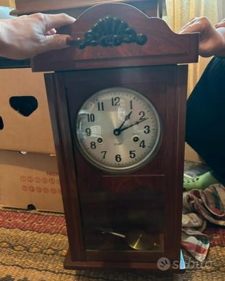 Orologio con pendolo in legno
