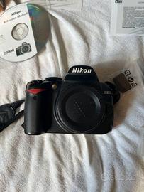 Nikon D3000 + 2 obiettivi VR (18‑55 + 55‑300)