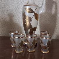 bottiglia e bicchierini decorati in oro