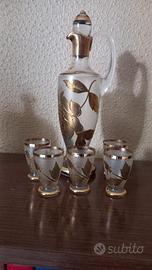 bottiglia e bicchierini decorati in oro