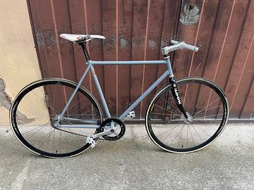 Bicicletta scatto fisso single speed