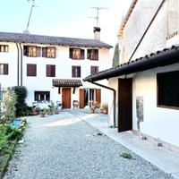 CASA IN LINEA DI TESTA CON BEL GIARDINO E GARAG...